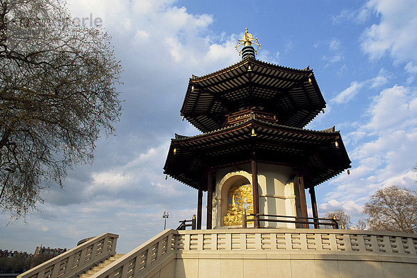 Buddha in der Friedenspagode  Battersea Park  London  England  Vereinigtes Königreich  Europa