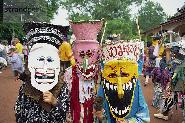 Porträt von Menschen tragen Masken von Geistern im Tempel auf dem Festival von Loei Peetakhon  Thailand  Südostasien  Asien