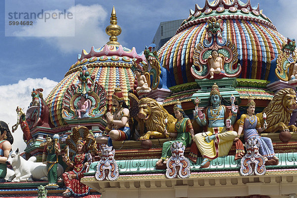 Nahaufnahme von Statuen und Kuppeln auf dem Dach des Sri Mariamman Temple  einen Hindu-Tempel in Singapur  Südostasien  Asien