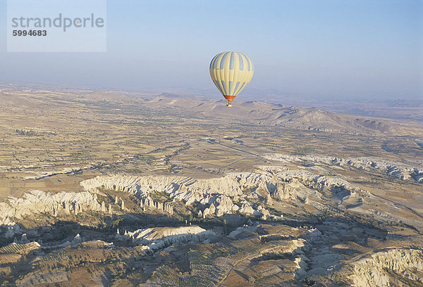 Ballonfahrten über Felsformationen  Cappadocia  Anatolien  Türkei  Kleinasien  Asien