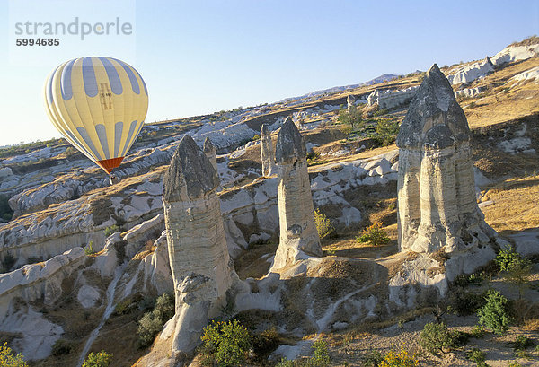 Ballonfahrten über Felsformationen  Cappadocia  Anatolien  Türkei  Kleinasien  Asien