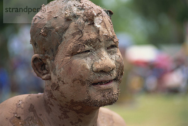 Porträt eines Mannes Gottesdienst mit einem schlammigen Gesicht während Loei Peetakhon Festival in Thailand  Südostasien  Asien