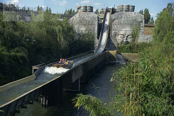 Wasserrutsche fahren  Chessington World of Adventure  Surrey  England  Vereinigtes Königreich  Europa