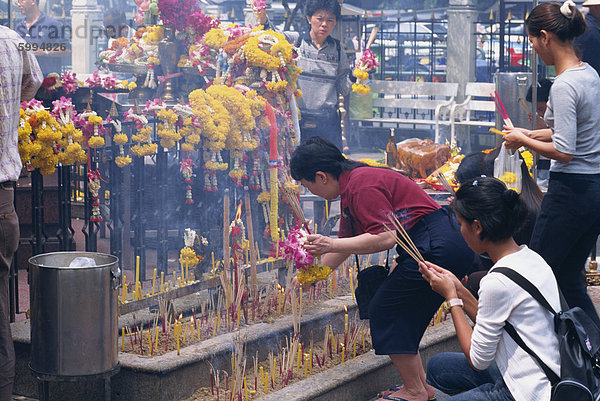 Frauen mit Weihrauch sticks  anzubeten der Erewan-Schrein in Bangkok  Thailand  Südostasien  Asien