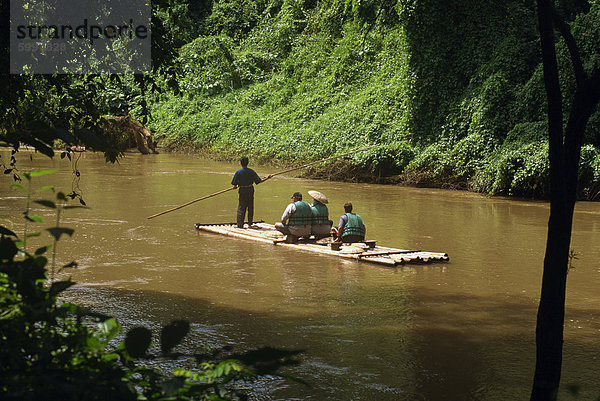 Touristen rafting auf dem Ping Fluss Chiang Dao Elefant Training Centre  in Chiang Mai  Thailand  Südostasien  Asien