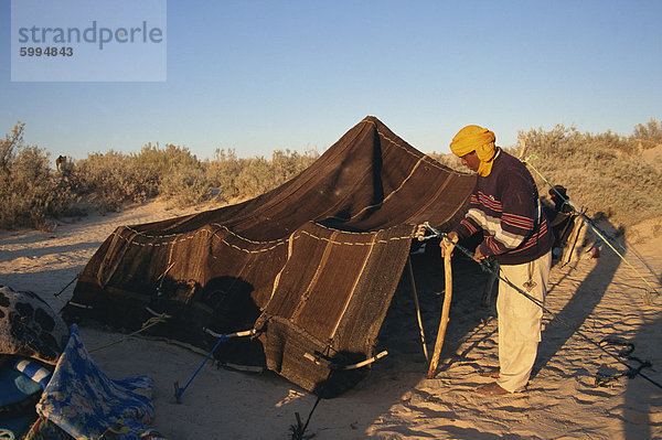 Daisies Ratgeber traditionellen Zelt errichten  Sahara Wüste  Tunesien  Nordafrika  Afrika