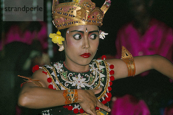 Tänzerin in der Gong Angklung Kocok  Ubud Region  Insel Bali  Indonesien  Südostasien  Asien