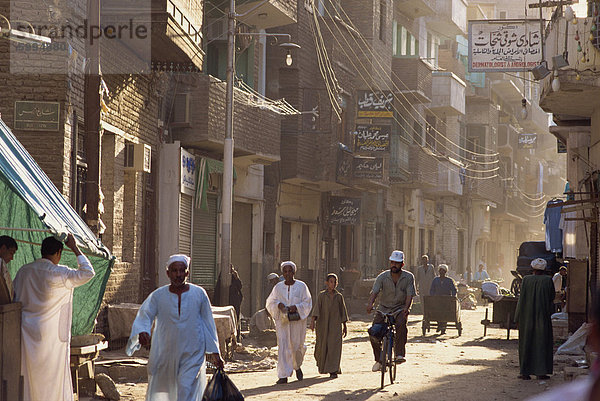 Straßenszene mit Fahrrad sowie Mann schob Bollerwagen  Luxor  Theben  Ägypten  Nordafrika  Afrika