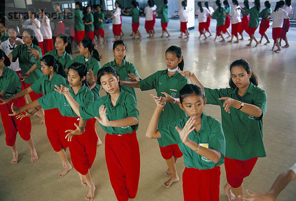 Studenten in Dramatic Arts College auf Tanz-Kurs  Bangkok  Thailand  Südostasien  Asien