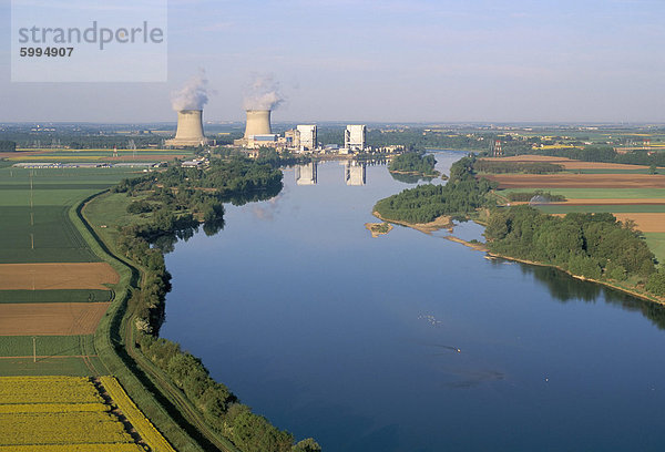 Luftaufnahme der Fluss und die Landschaft in der Nähe das Kernkraftwerk von Saint Laurent-des-Eaux  Pays de Loire  Frankreich  Europa