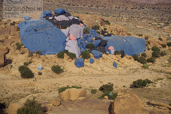 Gemalte Felsen durch die Künstler Christo  Tafraoute Gebiet  Marokko  Nordafrika  Afrika