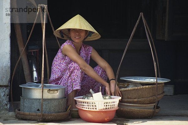 Frau Straßenhändler in Strohhut auf dem Bürgersteig in Hanoi  Vietnam  Indochina  Südostasien  Asien