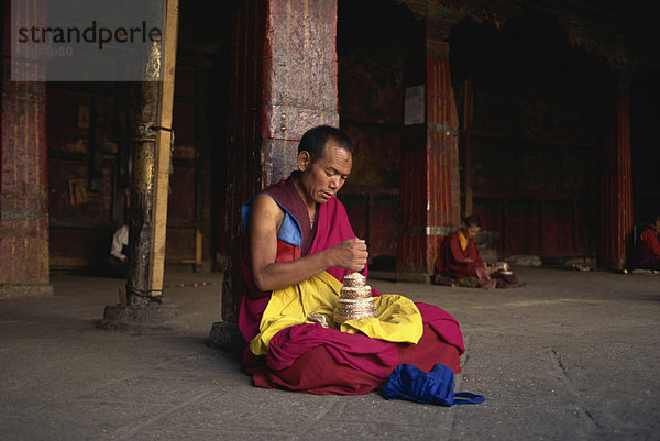 Mönche sitzen im Inneren Jokhang Tempel  die Barkor  Lhasa  Tibet  China  Asien