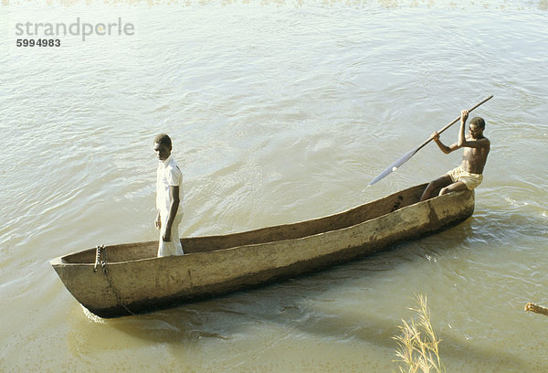 Ausgegraben Kanu auf dem Fluss Nil bei Mongala  südlichen Bereich  Sudan  Afrika