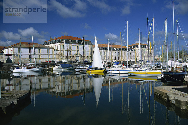 Reflexionen der Boote im Hafen mit der Marine Lagerhaus  (Magasin Aux Vivres) hinter  bei Rochefort  Charente-Maritime  Poitou-Charentes  Frankreich  Europa