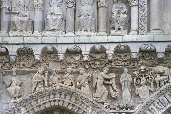 Nahaufnahme der Skulpturen Tiere und Engel am West Front der Eglise Notre-Dame la Grande in Poitiers  Vienne  Poitou-Charentes  Frankreich  Europa