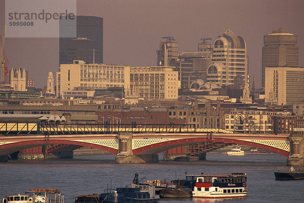Skyline der Stadt und Southwark Bridge  aus der Themse bei Dämmerung  London  England  Vereinigtes Königreich  Europa