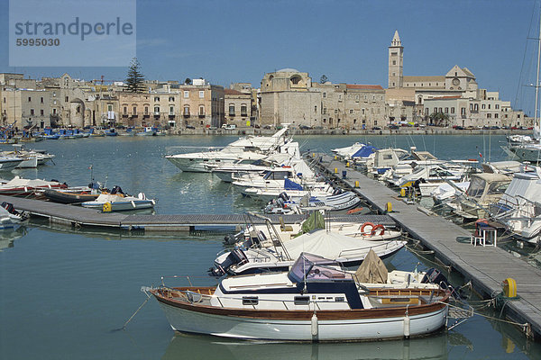 Boote im Hafen  mit der der 12. Jahrhundert Kathedrale San Nicola Pellegrino im Hintergrund in der Stadt von Trani  Apulien  Italien  Mittelmeer  Europa