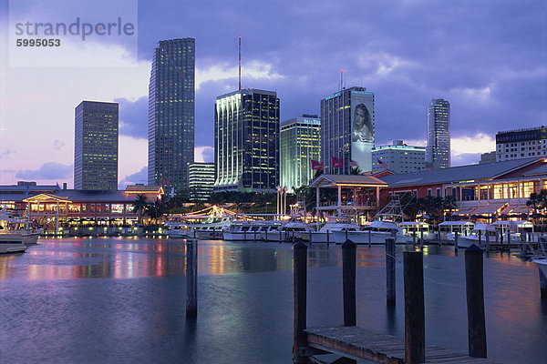 Skyline von Miami aus Bayside  Miami  Florida  Vereinigte Staaten von Amerika  Nordamerika