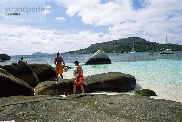 Touristen auf den Felsen  Coco Insel Praslin  Seychellen  Indischer Ozean  Afrika