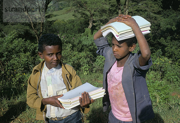 Zwei jungen in Oromo Land  Bako Region  Shoa Zustand  Äthiopien  Afrika