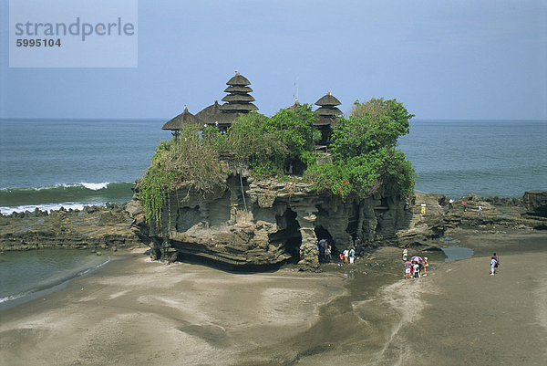 Eine Gruppe Touristen besuchen den Tanalot-Tempel auf der Insel Bali  Indonesien  Südostasien  Asien