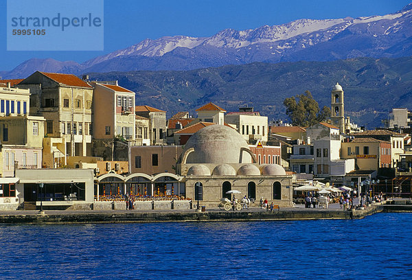 Chania (Chania) direkt am Meer und Levka Ori (weißen Berge) im Hintergrund  Hania  Insel Kreta  Griechenland  Mittelmeer  Europa