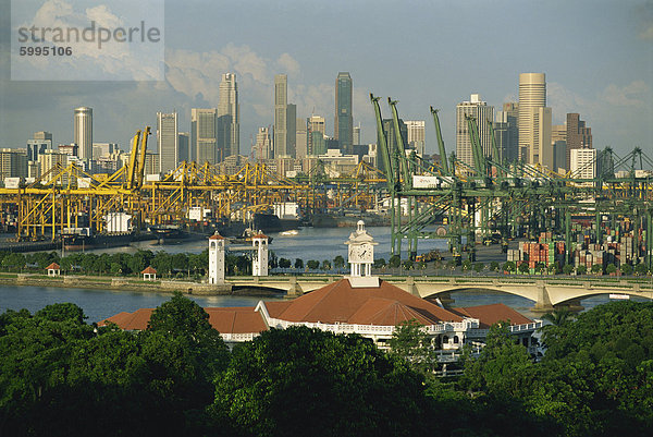 Die Skyline der Stadt und der weltweit geschäftigste Containerhafen von Sentosa Island  Singapur  Südostasien  Asien