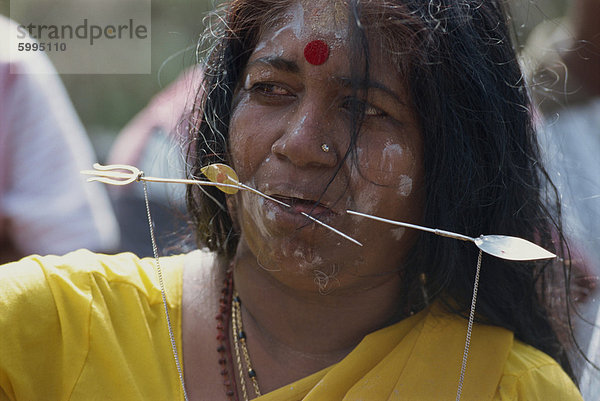 Frau mit gepiercte Zunge während der jährlichen Hindu-Fest des Thaipusam in den Batu-Höhlen in der Nähe von Kuala Lumpur  Malaysia  Südostasien  Asien