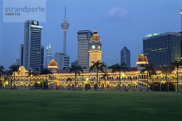 Skyline der Stadt und das Sultan Abdul Samad Gebäude beleuchtet in der Abenddämmerung  gesehen vom Merdeka Square  Kuala Lumpur  Malaysia  Südostasien  Asien