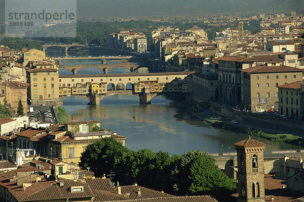Der Ponte Vecchio Brücke über den Fluss Arno  von der Piazzale Michelangelo in Florenz  Toskana  Italien  Europa