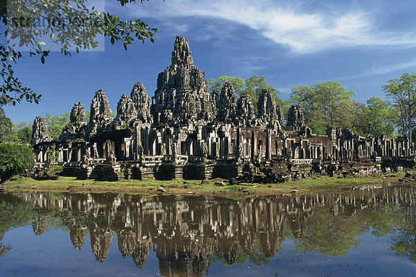 Der Bayon-Tempel spiegelt sich in Wasser bei Angkor  UNESCO Weltkulturerbe  Siem Reap  Kambodscha  Indochina  Südostasien  Asien