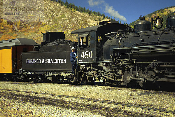 Der Lokführer und Motor des Passagiers Durango und Silverton Dampfzug  Colorado  Vereinigte Staaten von Amerika  Nordamerika