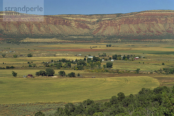 Landschaft von Feldern und Farmen mit Felsen im Hintergrund  in Colorado  Vereinigte Staaten von Amerika  Nordamerika