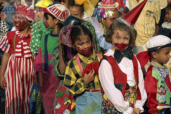 Porträt von Kindern mit bemalten Gesichtern während des Mardi Gras Festivals in der Stadt Mindelo  Sao Vicente Island  Kapverdische Inseln  Westafrika  Afrika