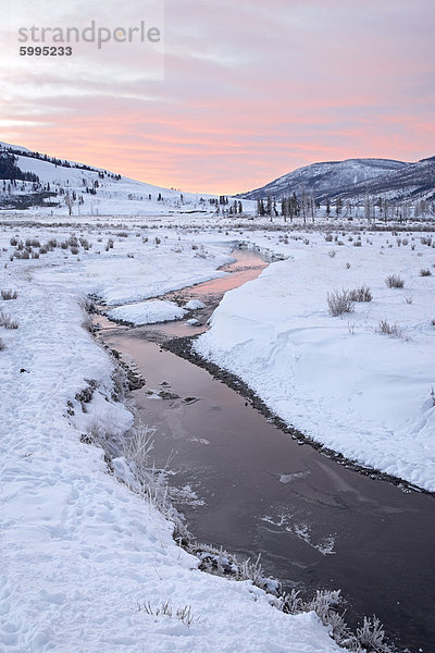 Soda Butte Creek im Morgengrauen mit Schnee  Yellowstone National Park  UNESCO Weltkulturerbe  Wyoming  USA  Nordamerika