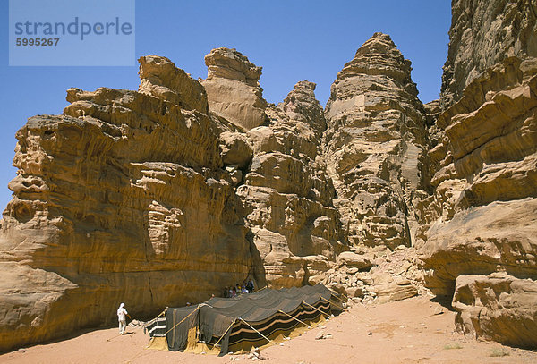 Beduinen-Zelt und Felsen von der Wüste  Wadi Rum  Jordanien  Naher Osten