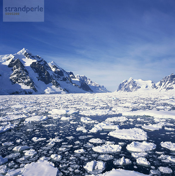 Lockere Packeis im Meer  mit der Antarktischen Halbinsel in den Hintergrund  Antarktis  Polarregionen