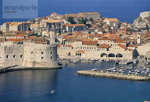 Luftbild von Hafen und Altstadt  Dubrovnik  UNESCO World Heritage Site  Kroatien  Europa