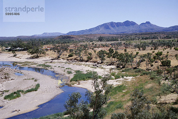 Finke River und Mount Sonder  bei 1347m der höchste Punkt im Northern Territory  Queensland  Australien  Pazifik