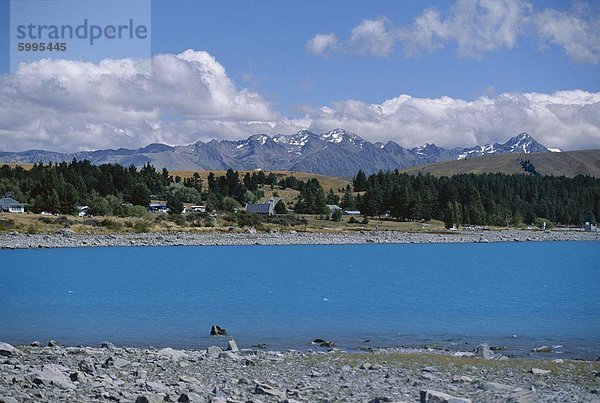 Eiszeitlichen Sediment verursacht blaue Farbe in Lake Tekapo  Bergen der Südalpen hinter  Canterbury  Südinsel  Neuseeland  Pazifik