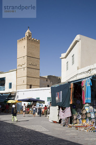 Geschäfte und Moschee in der Medina  Kairouan  Tunesien  Nordafrika  Afrika