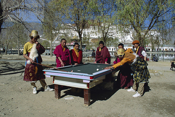 Einheimischen spielen Pool mit Potala-Palast in Hintergrund  Lhasa  Tibet  China  Asien