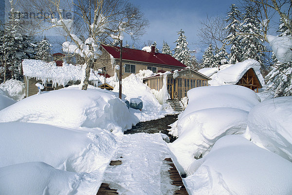 Die Asanidake-Jugendherberge im Winter unter dem Schnee  auf Hokkaido  Japan  Asien