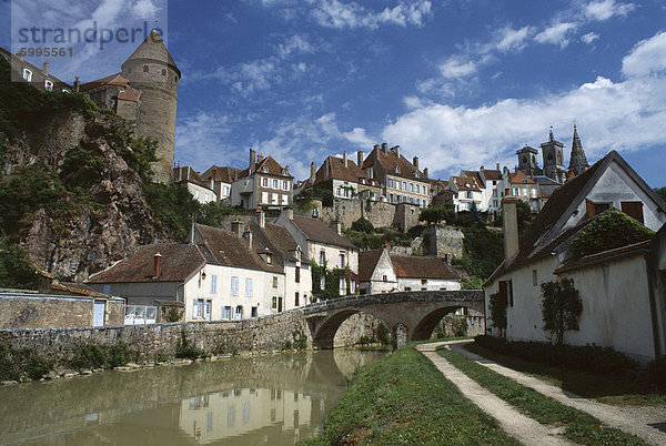 Stadt von Semur-En-Auxois  Cotes d ' or  Burgund  Frankreich  Europa