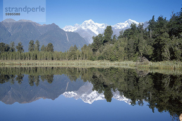 Perfekte Reflexion über Lake Matheson  Fox Gletscher  Westland  Südinsel  Neuseeland  Pazifik