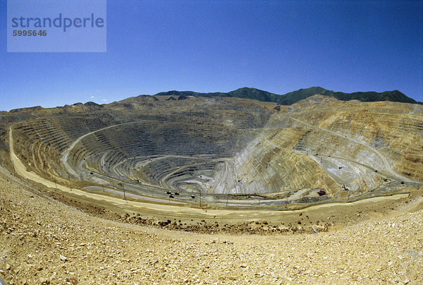 Offene Grube Bergwerk  das größte in der Welt  Grube ist 3800m über und 720 m tief  Bingham Canyon Copper Mine  Utah  USA