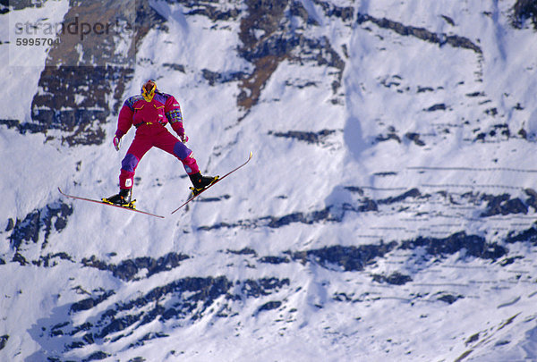 Fliegende Skifahrerin  Schweiz