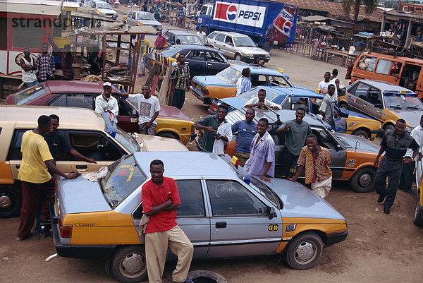 Taxis und Fahrer auf der Straße  Kasoa  Ghana  Westafrika  Afrika