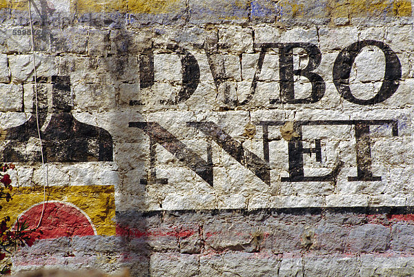 Alte Dubonnet-Werbung auf einer Wand in Frankreich